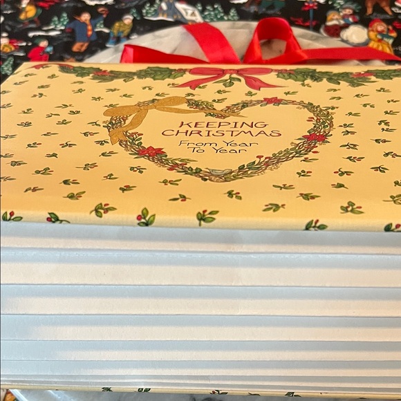 Keepsake Christmas Cards With 12 Filing Compartments & Red Ribbon Red Closure - Picture 3 of 6